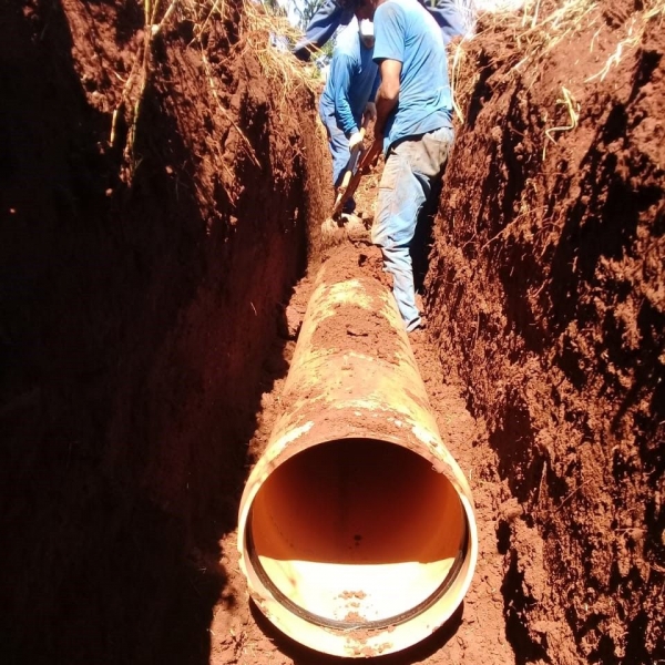 Obras de execução de rede coletora de esgoto no Parque São Pedro já estão em and...